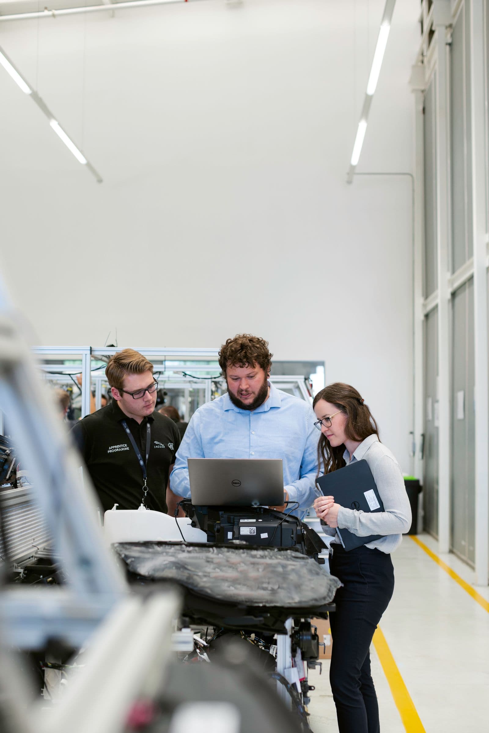 Engineers werken samen aan een technisch project in een werkplaats